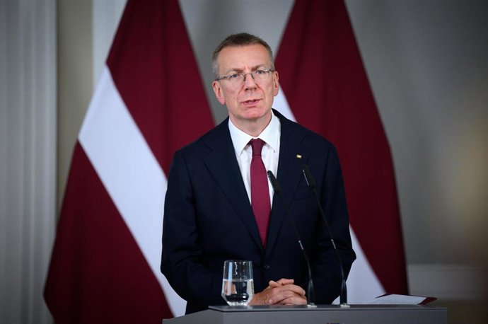 Archivo - El presidente de Letonia, Edgars Rinkevics, en una rueda de prensa desde Riga.