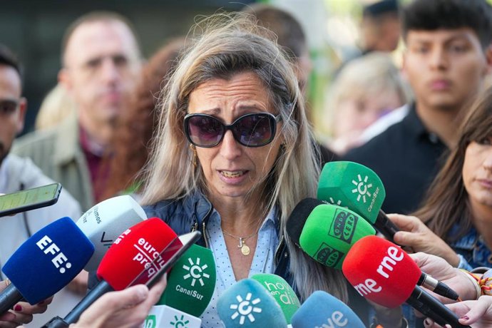 Archivo - La madre de la víctima, Maria del Carmen Jiménez, durante la lectura de un manifiesto durante ante el Juzgado de Menores. Imagen de archivo.