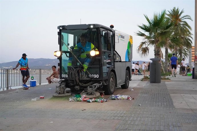 Archivo - Efectivos de Emaya tras la Revetla de Sant Joan