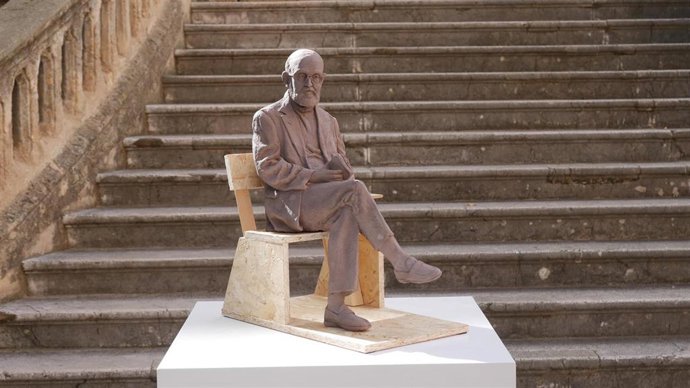 Recreación en miniatura de la escultura de Josep Maria Llompart.