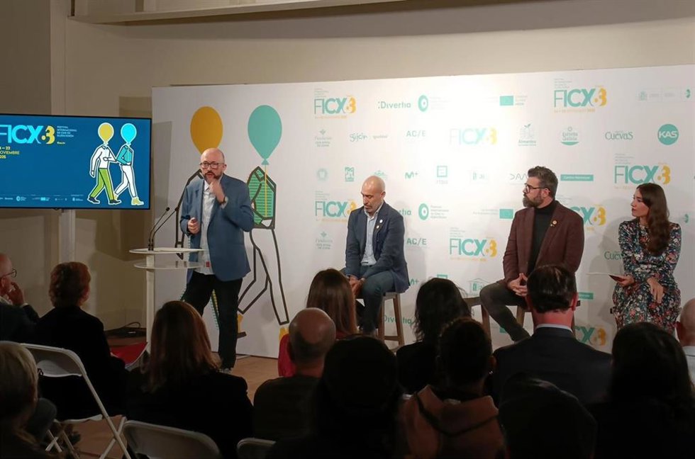 El director del Festival Internacional de Cine de Gijón (FICX), Alejandro Díaz Castaño, interviene en la presentación de la 63 edición del certamen gijonés, en la antigua Escuela de Comercio.