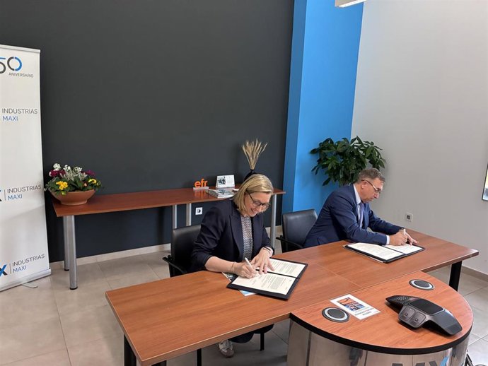 Isabel Blanco y Alberto Guerra, durante la firma del protocolo en la sede de Industrias Maxi.