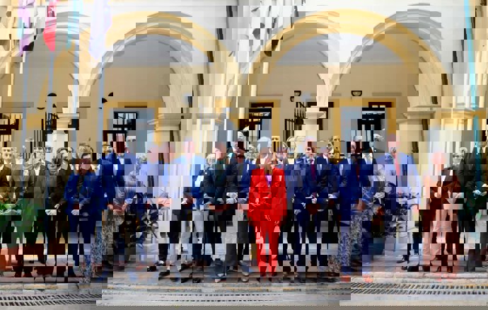 La vicepresidenta primera del Gobierno y ministra de Hacienda, María Jesús Montero, junto a alcaldes del Campo de Gibraltar antes de participar en la firma de un convenio con la Mancomunidad de Municipios del Campo de Gibraltar, en Algeciras (Cádiz)