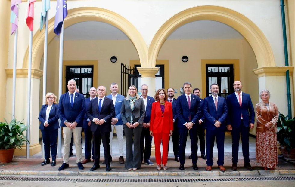 La vicepresidenta primera del Gobierno y ministra de Hacienda, María Jesús Montero, junto a alcaldes del Campo de Gibraltar antes de participar en la firma de un convenio con la Mancomunidad de Municipios del Campo de Gibraltar, en Algeciras (Cádiz)