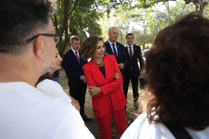 La vicepresidenta primera del Gobierno y ministra de Hacienda, María Jesús Montero, antes de participar en la firma de un convenio con la Mancomunidad de Municipios del Campo de Gibraltar, en Algeciras (Cádiz)