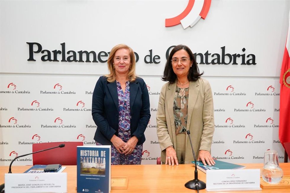 La presidenta del Parlamento y la rectora de la UC