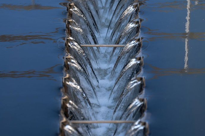 Archivo - Arquivo - Detalhes da área de microfiltração de água da estação de tratamento de Baix Llobregat no dia em que a Aigües de Barcelona explica seu plano de ação técnica diante da seca, na estação de tratamento de Baix Llobregat, em 14 de novembro.