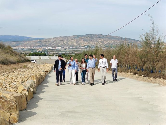 La consejera Sara Rubira en uno de los caminos rurales que se están rehabilitando en Alhama de Murcia