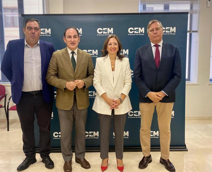 La presidenta del PP de Málaga, Patricia Navarro, junto a los máximos responsables de la Confederación de Empresarios de Málaga (CEM), Asociación de Trabajadores Autónomos (ATA) y la Cámara de Comercio de Málaga.