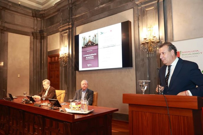 El presidente de la Diputación de Sevilla, en el acto de Cano Bueso.