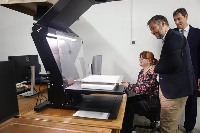 El consejero de Presidencia, Justicia y Administración Local, Miguel Ángel García Martín, en el Archivo Judicial Territorial