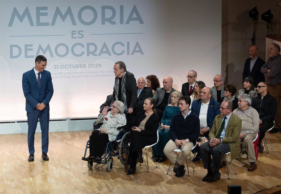 (I-D) El presidente del Gobierno, Pedro Sánchez, con María Luisa Ramos Barril y Laura García Lorca de los Ríos, sobrina de Federico García Lorca, y otros homenajeados durante un acto con motivo del 'Día de Recuerdo y Homenaje a todas las víctimas del go