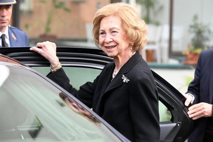 La Reina Sofía a su salida de la embajada de Tailandia tras firmar en el libro de condolencias por el fallecimiento de la Reina Sirikit, a 30 de octubre en Madrid