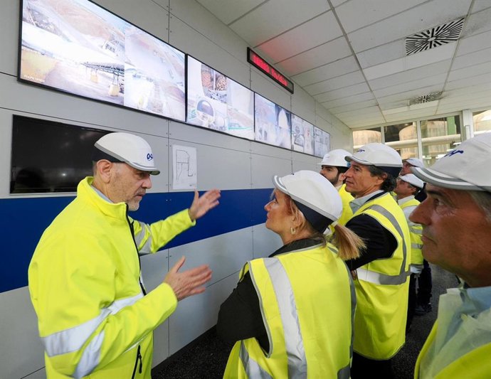 Jesús Posadas explica a la consejera de Industria el proyecto de secado solar de pulpa