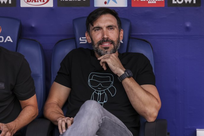 Eder Sarabia, head coach of Elche CF, looks on during the Spanish league, La Liga EA Sports, football match played between RCD Espanyol and Elche CF at RCDE Stadium on October 25, 2025 in Cornella, Barcelona, Spain.