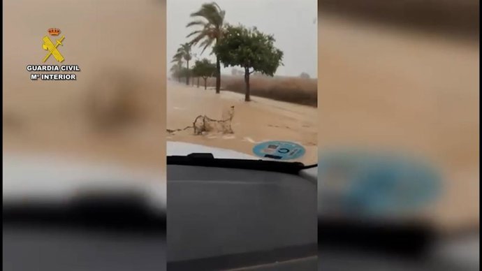 Imagen del estado de una calle de la provincia de Huelva el pasado miércoles desde un coche de la Guardia Civil.