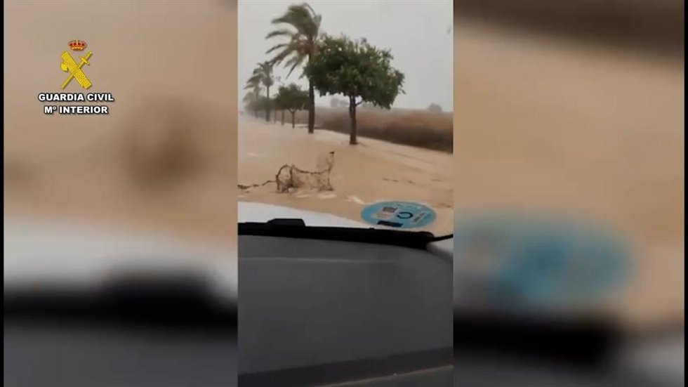 Imagen del estado de una calle de la provincia de Huelva el pasado miércoles desde un coche de la Guardia Civil.