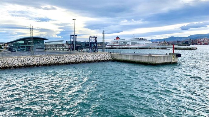 Crucero atracado en el puerto en Getxo (Bizkaia)
