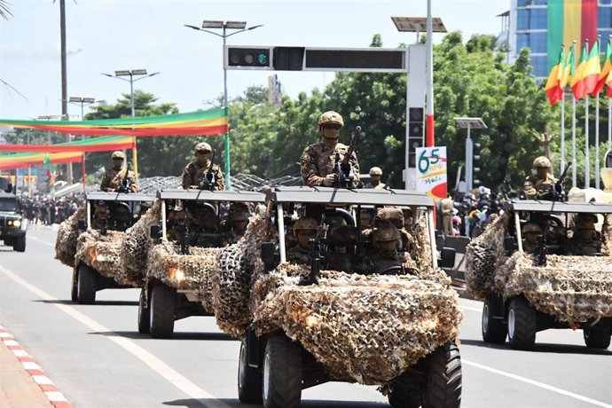 Archivo - Militares del Ejército de Malí durante un desfile en la capital, Bamako, con motivo de las celebraciones por el 65º aniversario de la independencia, en septiembre de 2025 (archivo)
