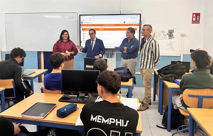 El delegado de Desarrollo Educativo y Formación Profesional y de Universidad, Investigación e Innovación en Málaga, Miguel Briones, informa de la inversión en equipos informáticos para los centros educativos