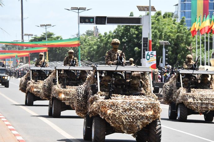 Archivo - Militares del Ejército de Malí durante un desfile en la capital, Bamako, con motivo de las celebraciones por el 65º aniversario de la independencia, en septiembre de 2025 (archivo)