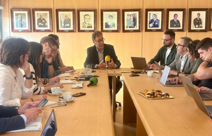 Ortega envoltat de periodistes en un esmorzar informatiu