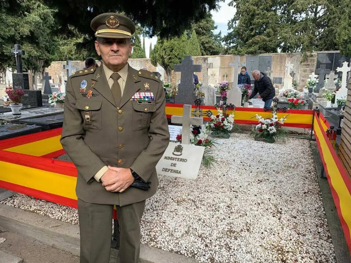 El subdelegado de Defensa en Soria, el coronel Ángel Esparza López, durante el acto del Día de los Difuntos en Soria.
