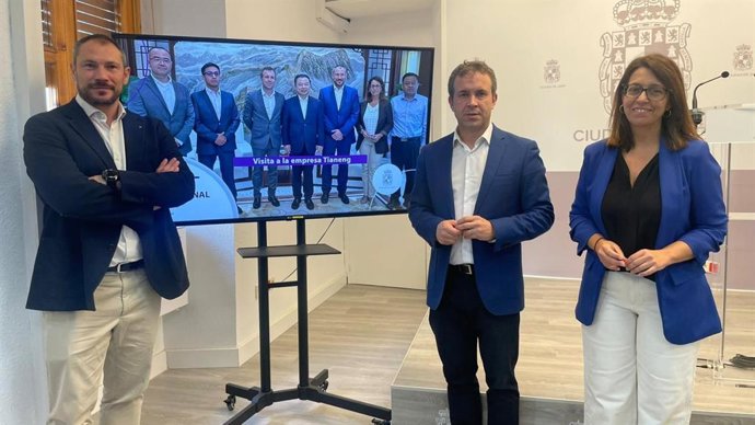 El alcalde de Jaén, Julio Millán (c), junto a Antonio Ruano y África Colomo.