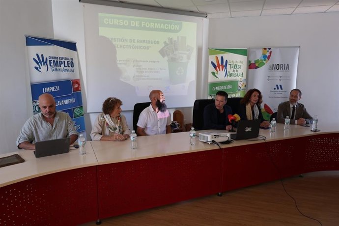 Una quincena de personas con discapacidad intelectual se forman en gestión de residuos electrónicos gracias a La Noria de la Diputación
