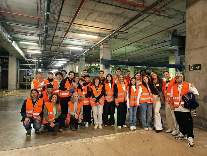 La consellera de Igualdad y Feminismo de la Generalitat, Eva Menor, con el alumnado del instituto Enric Borràs