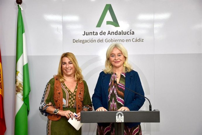 La delegada de la Junta de Andalucía en la provincia de Cádiz, Mercedes Colombo, acompañada de la delegada territorial de Industria, Energía y Minas, Inmaculada Olivero, hace balance de la convocatoria del Fondo de Transición Junta en Cádiz