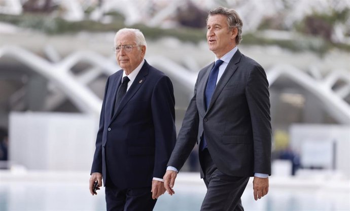 El presidente del PP, Alberto Núñez Feijóo, a su llegada al homenaje a las víctimas de la dana, en el Museo de las Ciencias Príncipe Felipe, a 29 de octubre de 2025, en Valencia, Comunidad Valenciana (España). 