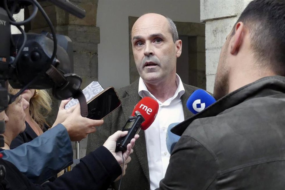 El coordinador general del PP de Cantabria y portavoz del Grupo Parlamentario Popular, Juan José Alonso, realiza declaraciones a los medios de comunicación