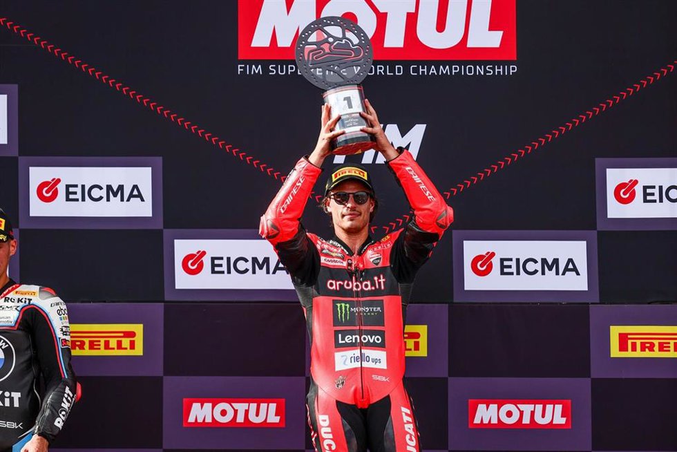Nicol Bulega en un podio del Mundial de Superbikes 2025