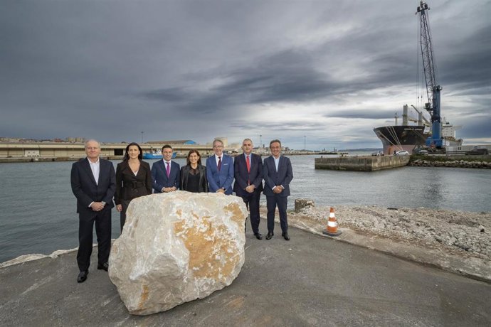 Comienzan las obras del nuevo muelle Raos 6 en el Puerto de Santander.