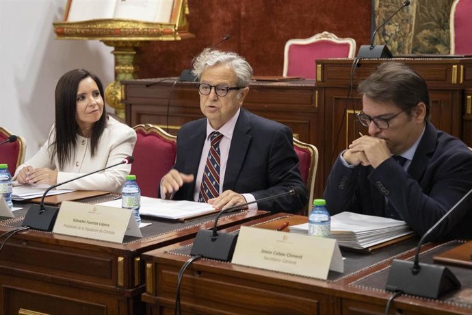 Salvador Fuentes (centro), interviene durante el acto de firma de los convenios, junto a Irene Aguilera.