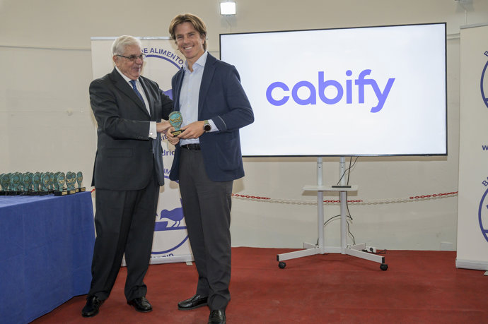 El director general de Cabify, Alberto González (derecha), recibe el reconocimiento de Banco de Alimentos por su labor durante la dana 