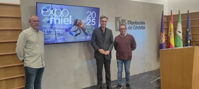 Lorite (centro), entre Ruiz y Puerta, durante la presentación de Expomiel 2025.