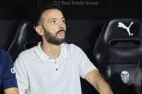 Carlos Corberán: "El Valencia debe soñar con ganar en el Bernabéu"