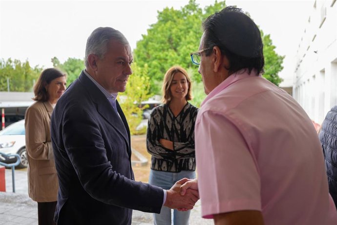 El alcalde de Sevilla saluda a docentes del CEIP Julio Coloma.