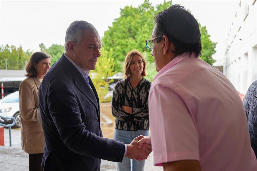 El alcalde de Sevilla saluda a docentes del CEIP Julio Coloma.