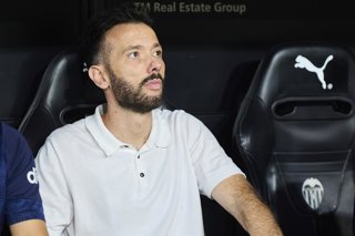 Archivo - Carlos Corberan, head coach of Valencia CF looks on prior the Spanish League, LaLiga EA Sports, football match played between Valencia CF and Athletic Club Bilbao at Estadio Mestalla on September 20, 2025 in Valencia, Spain.