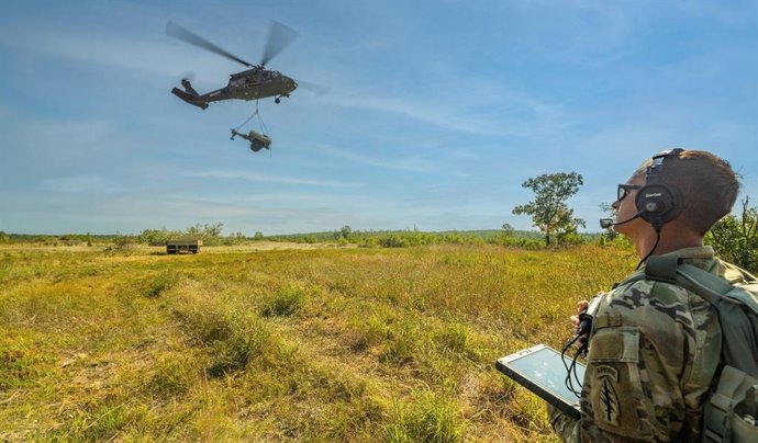 Archivo - Un soldado del Ejército de los Estados Unidos maneja un helicóptero Black Hawk a través de una tablet