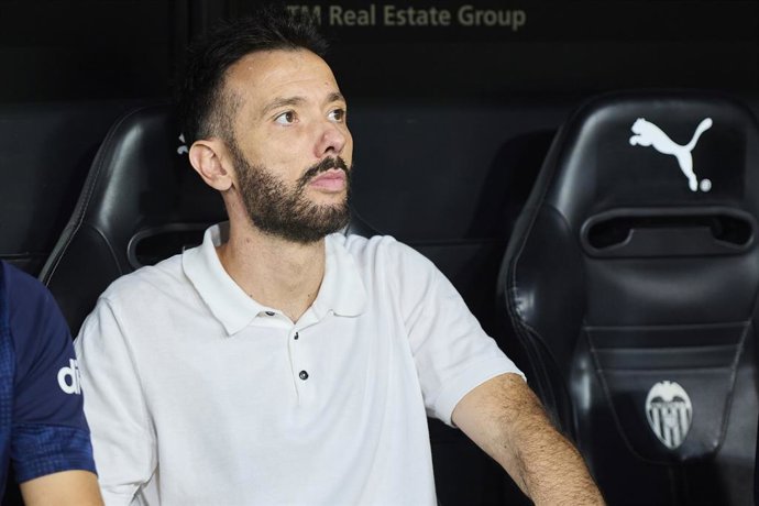 Archivo - Carlos Corberan, técnico do Valencia CF, observa antes da partida de futebol da Liga Espanhola, LaLiga EA Sports, disputada entre Valencia CF e Athletic Club Bilbao no Estádio Mestalla em 20 de setembro de 2025 em Valência, Espanha.