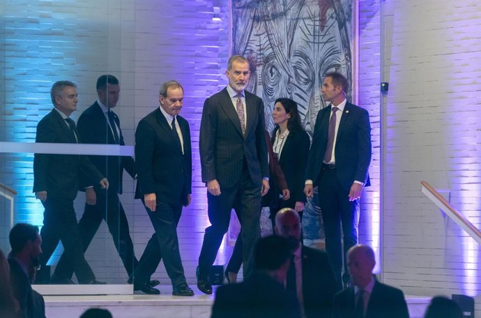 El Rey Felipe VI (c) a su llegada al Congreso Futuro Iberoamericano, en Casa América, a 31 de octubre de 2025, en Madrid (España). Organizado por la Secretaría General Iberoamericana (SEGIB) y la Fundación Encuentros del Futuro (FEF), el evento abordará, 