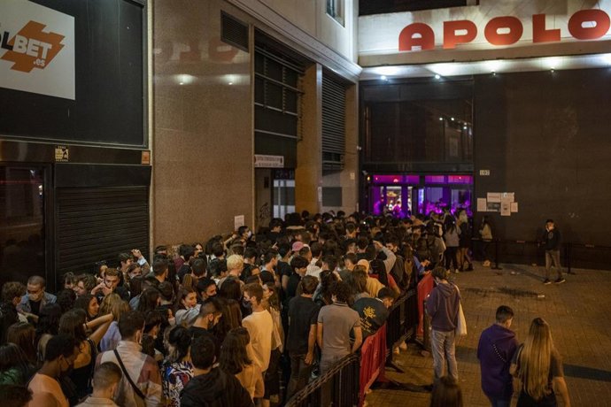 Archivo - Grupos de jóvenes en las inmediaciones de un local de ocio nocturno