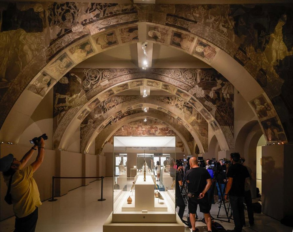 Archivo - Varias personas observan las pinturas murales del Monasterio de Sijena expuestas en el Museu Nacional dArt de Catalunya (MNAC), a 29 de mayo de 2025, en Barcelona, Catalunya (España). 