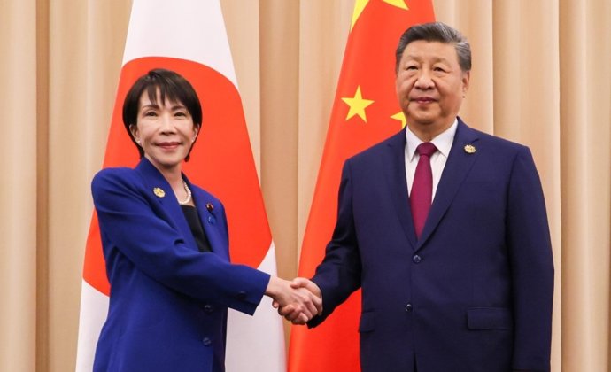 A primeira-ministra do Japão, Sanae Takaichi, e o presidente da China, Xi Jinping, na Cúpula da APEC 2025 em Gyeongju, Coreia do Sul, em 31 de outubro de 2025.