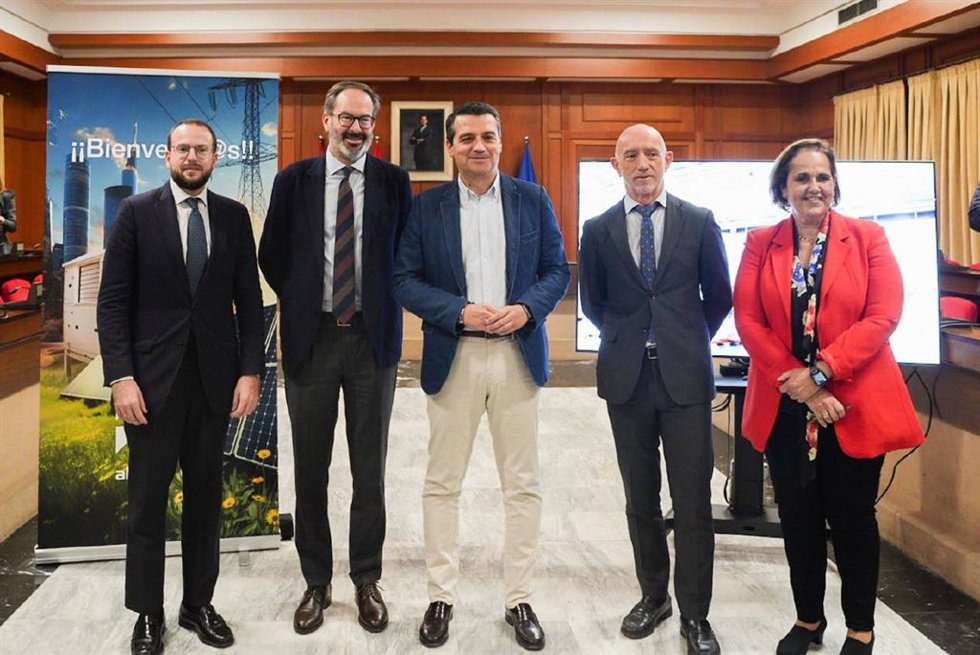 El alcalde de Córdoba, José María Bellido;la primera teniente de alcalde, Blanca Torrent;el delegado de la Junta en la provincia, Adolfo Molina;el consejero delegado de Zigor, Íñigo Segura, y el delegado territorial de Industria de la Junta, Agustín Lóp