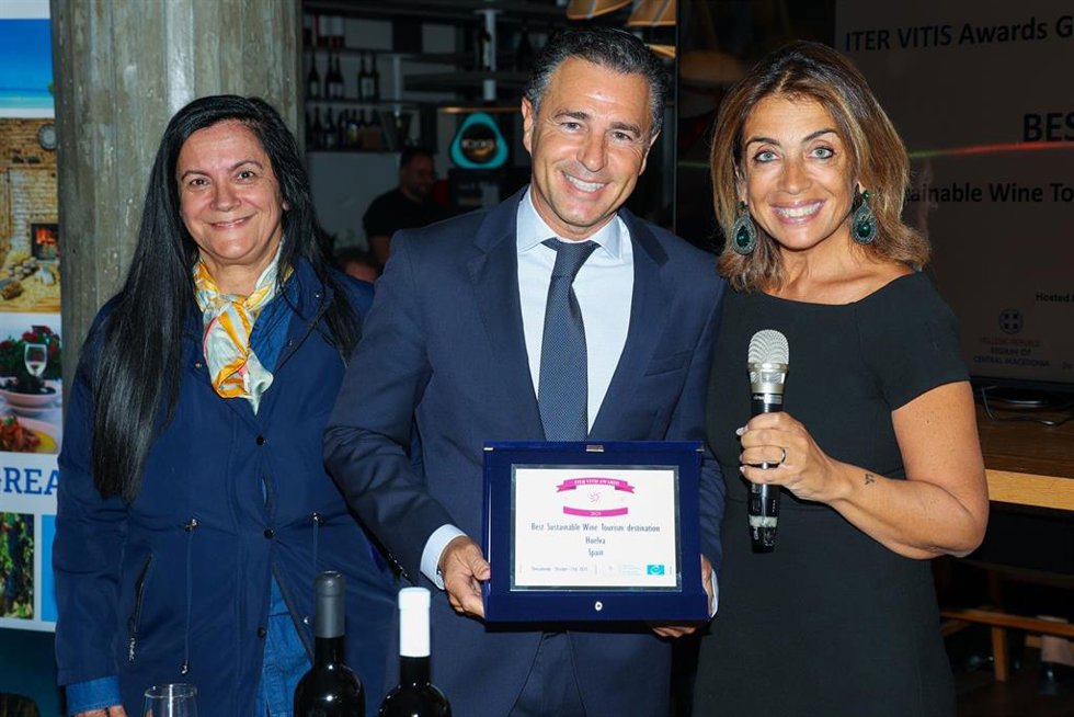 El vicepresidente tercero de la Diputación de Huelva, Felipe Arias, recoge el Premio al Mejor Destino Enoturístico Sostenible en la Conferencia Iter Vitis 2025.